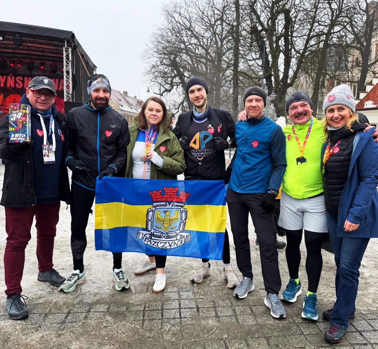 Zawodnicy SilesiaRunner z flagą po zawodach